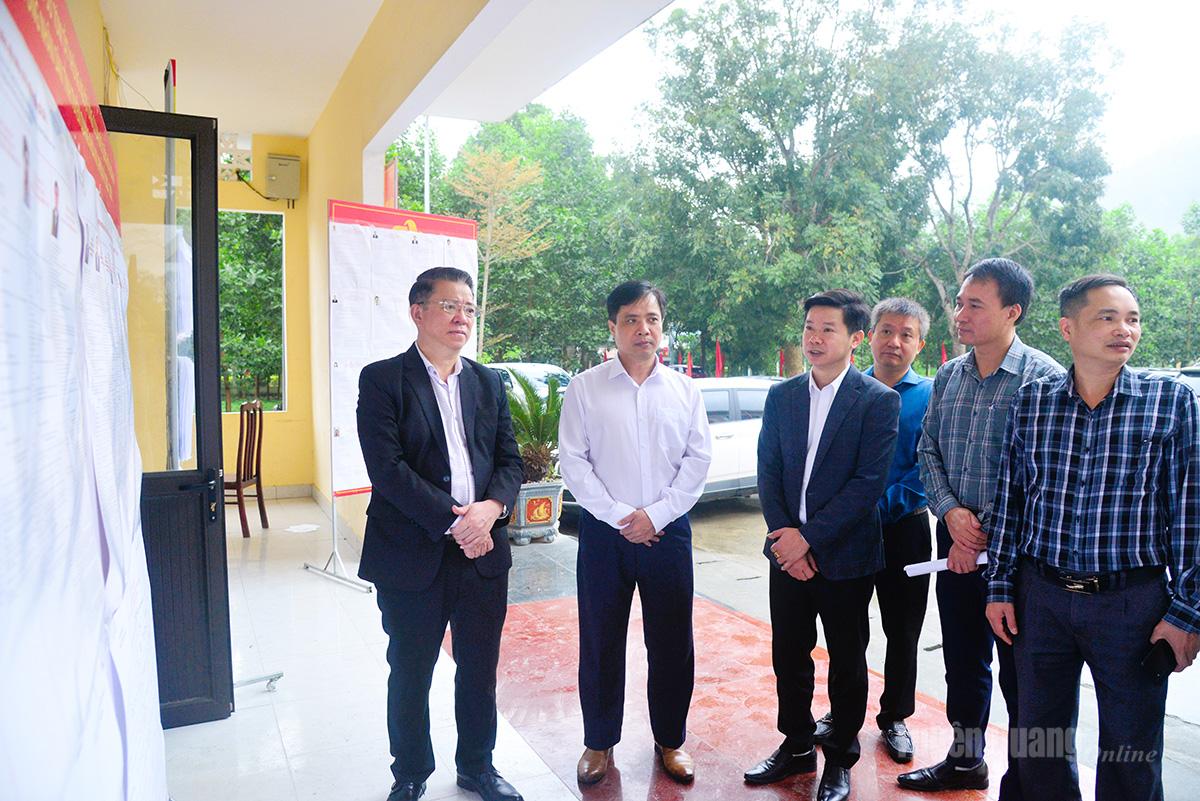 Trưởng ban Tuyên giáo và Dân vận Tỉnh ủy Trần Mạnh Lợi kiểm tra công tác bầu cử tại xã Tân Long.
