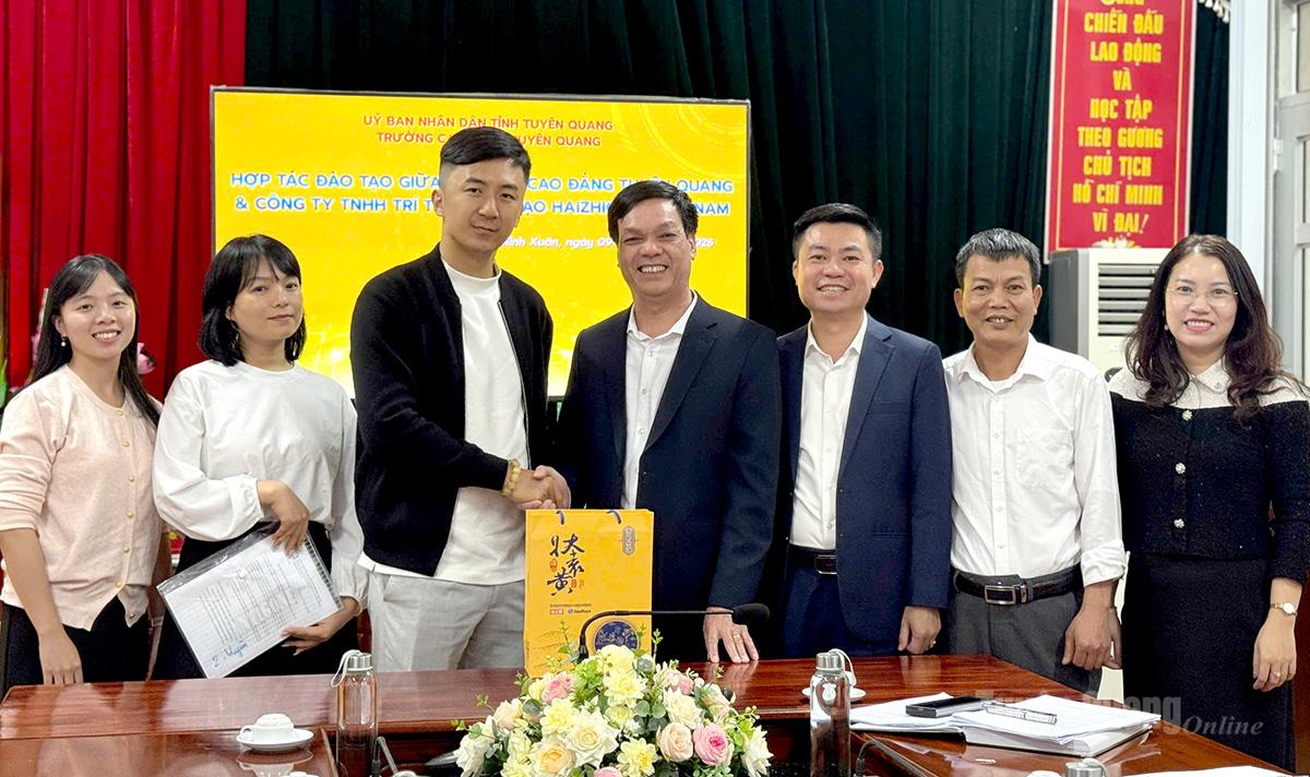 Trường Cao đẳng Tuyên Quang và Công ty TNHH Trí tuệ Nhân tạo Haizhichen Việt Nam triển khai các hạng mục hợp tác chiến lược đã ký kết về đào tạo nhân lực chất lượng cao và trao đổi giáo dục quốc tế.