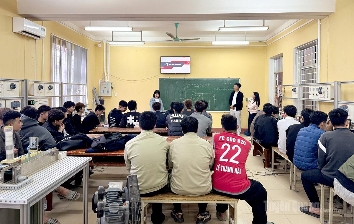 Đại diện Công ty Trí tuệ nhân tạo Haizhichen tư vấn các chương trình đào tạo cho học sinh, sinh viên.