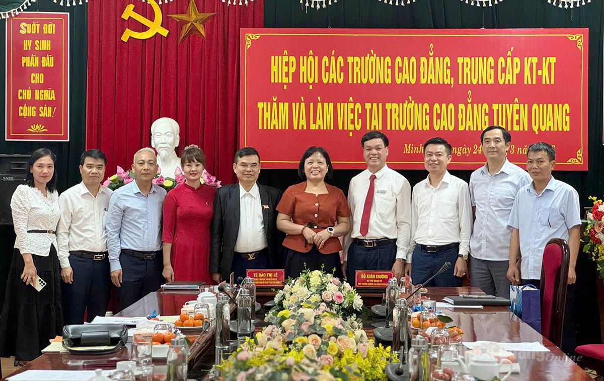 Lãnh đạo Trường Cao đẳng Tuyên Quang và Hiệp hội các trường Cao đẳng, Trung cấp kinh tế - kỹ thuật tại chương trình làm việc.