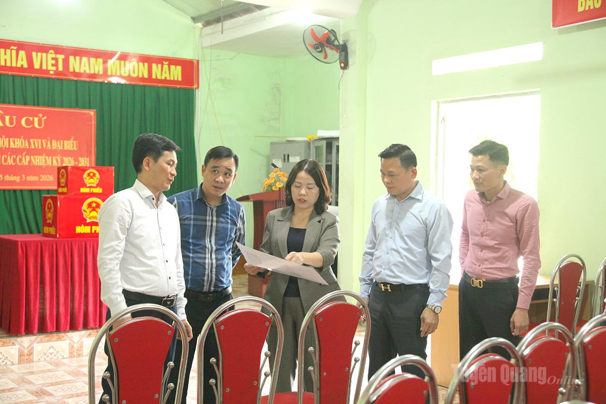 Trưởng đoàn Đại biểu Quốc hội chuyên trách tỉnh kiểm tra cơ sở vật chất tại khu vực bỏ phiếu số 06 tại thôn Tát Kẻ, xã Tùng Bá.