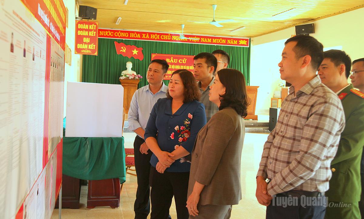 Việc niêm yết danh sách cử tri được thôn Khâu Trà, xã Thuận Hòa thực hiện đúng quy định.