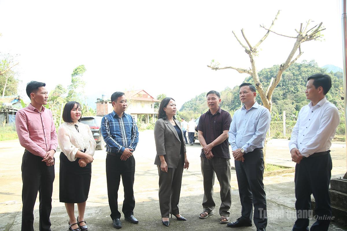 Đồng chí Lý Thị Lan động viên ban lãnh đạo thôn tham gia phục vụ bầu cử tại thôn Bản Mào, xã Tùng Bá.