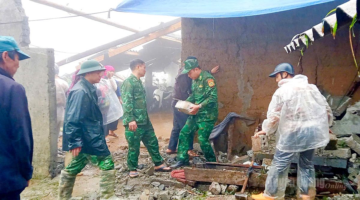 Cán bộ, chiến sĩ Đồn Biên phòng Tùng Vài giúp đỡ thôn anh Sùng Cù Mìn, thôn Lùng Khố, xã Tùng Vài.