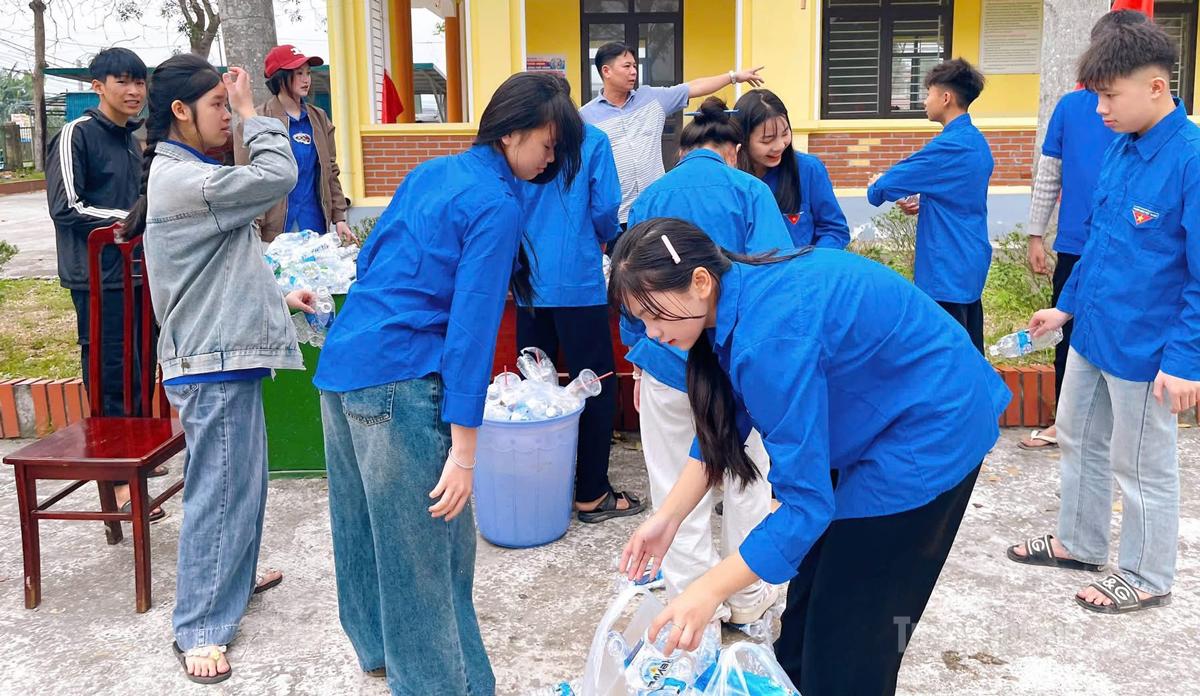 Tuổi trẻ xã Sơn Thuỷ thu gom rác thải nhựa trong Ngày Chủ nhật xanh.