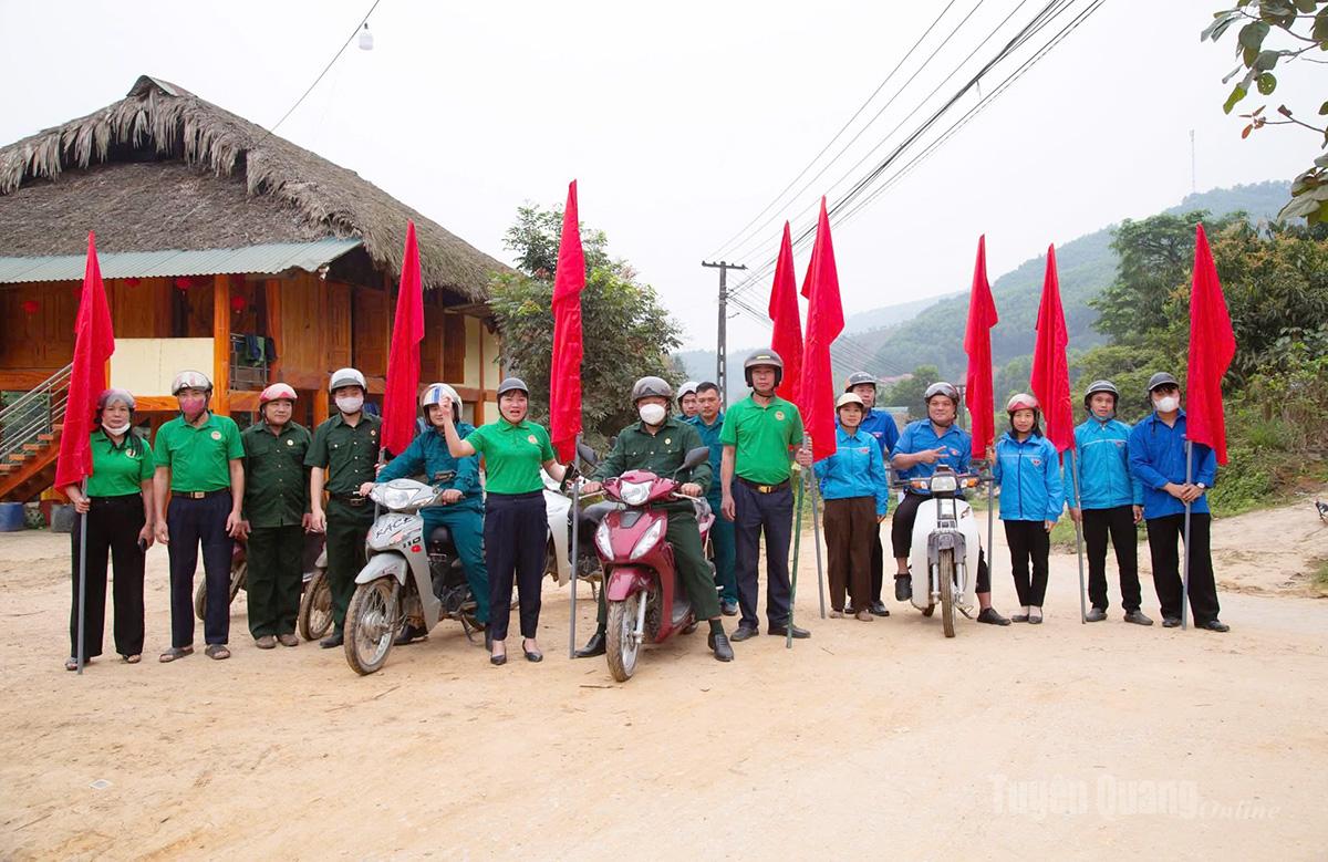 Đoàn thanh niên xã Hùng Đức phối hợp các đơn vị đẩy mạnh công tác tuyên truyền bầu cử.