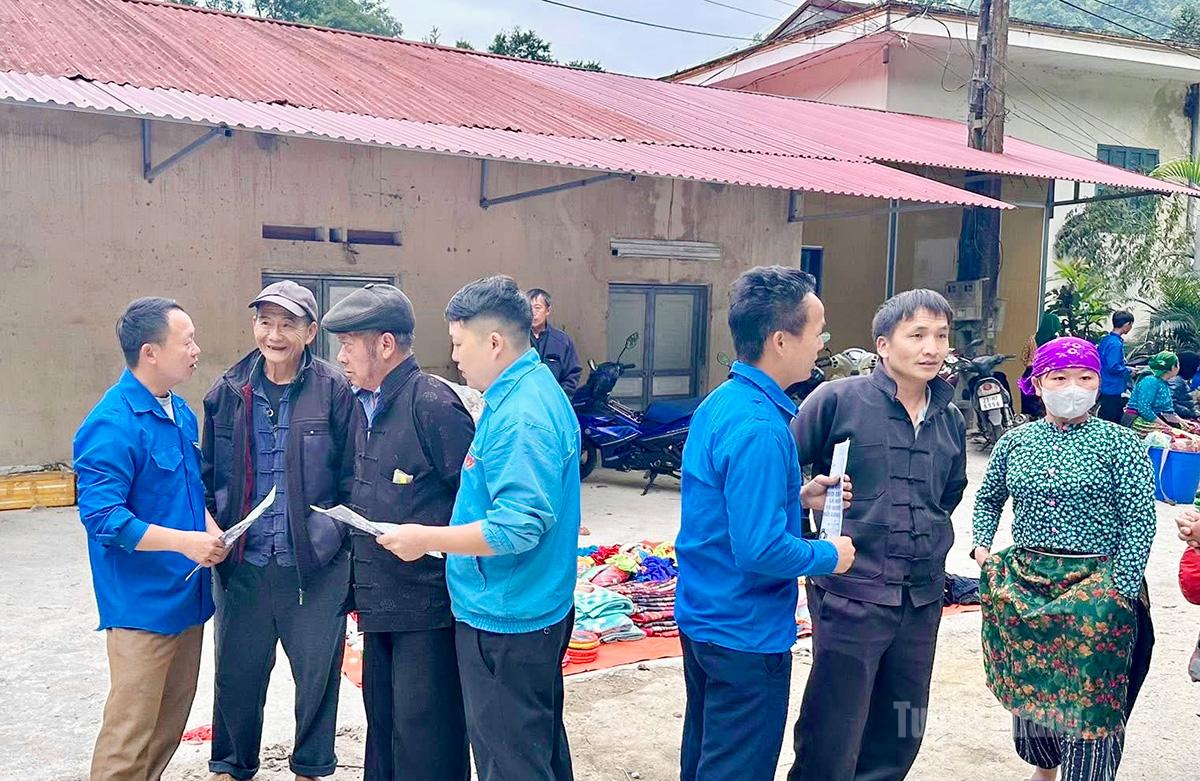 Đoàn viên thanh niên xã Lùng Tám tuyên truyền bầu cử tại các phiên chợ trên địa bàn xã.