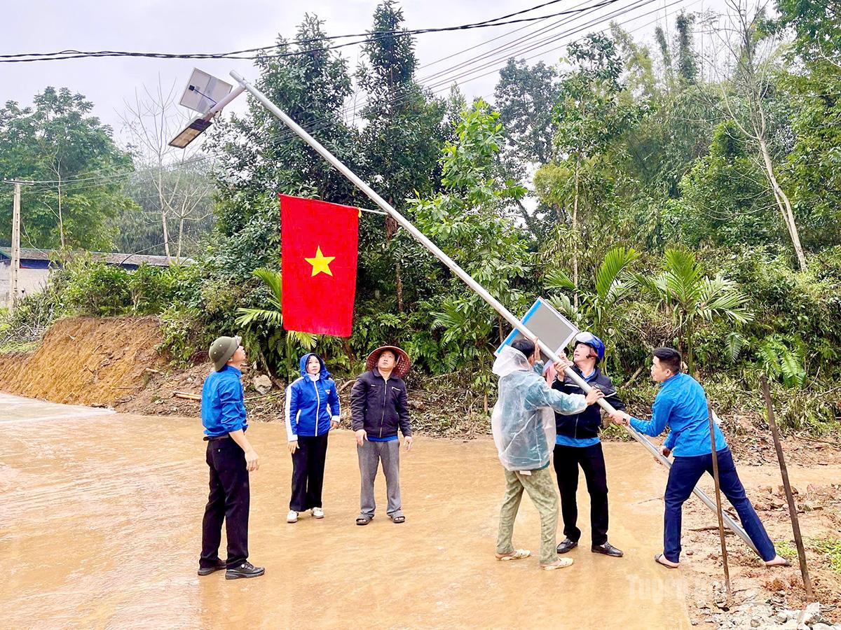 Đoàn viên thanh niên xã Hùng An tham gia chỉnh trang đường làng ngõ xóm trước ngày bầu cử.
