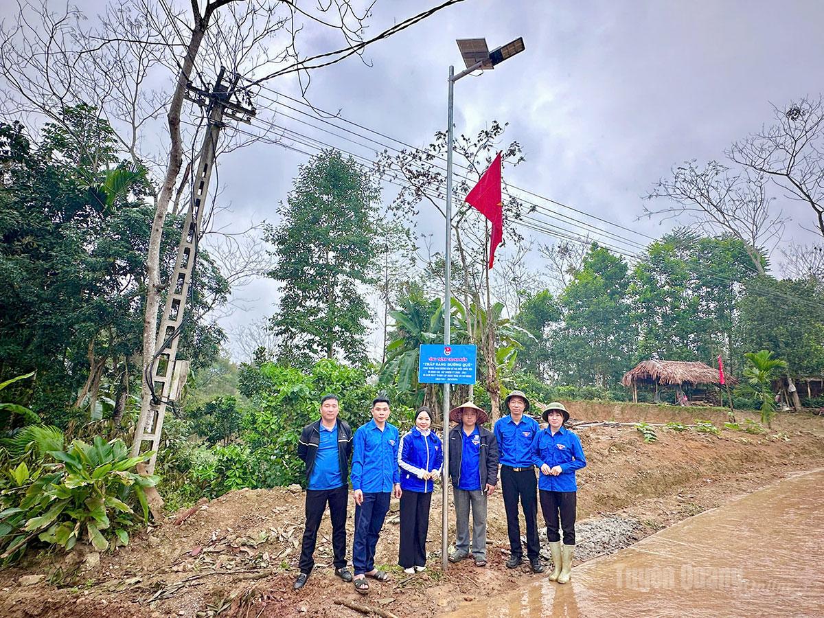 Tuổi trẻ xã Hùng An tổ chức khánh thành công trình thắp sáng đường quê.