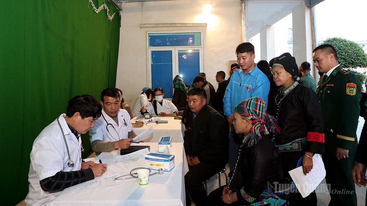 Các hoạt động tặng quà, khám cấp phát thuốc miễn phí cũng được các cấp bộ đoàn tích cực triển khai.