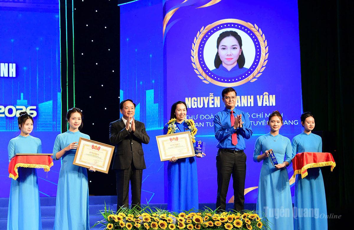 Chị Nguyễn Thanh Vân, Bí thư Đoàn TNCS Hồ Chí Minh phường An Tường nhận giải thưởng Lý Tự Trọng.