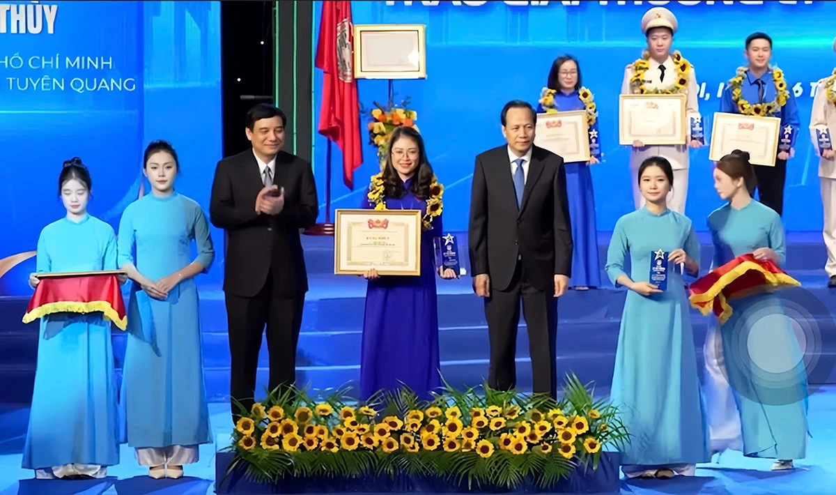 Chị Tống Thị Thuỳ, Bí thư Đoàn TNCS Hồ Chí Minh xã Minh Quang nhận Giải thưởng Lý Tự Trọng năm 2026.