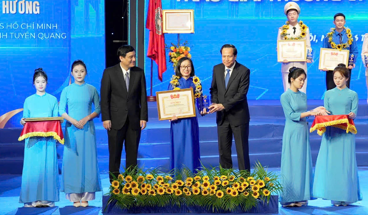 Chị Đặng Thị Hương, Bí thư Đoàn TNCS Hồ Chí Minh xã Thanh Thuỷ nhận Giải thưởng Lý Tự Trọng năm 2026.