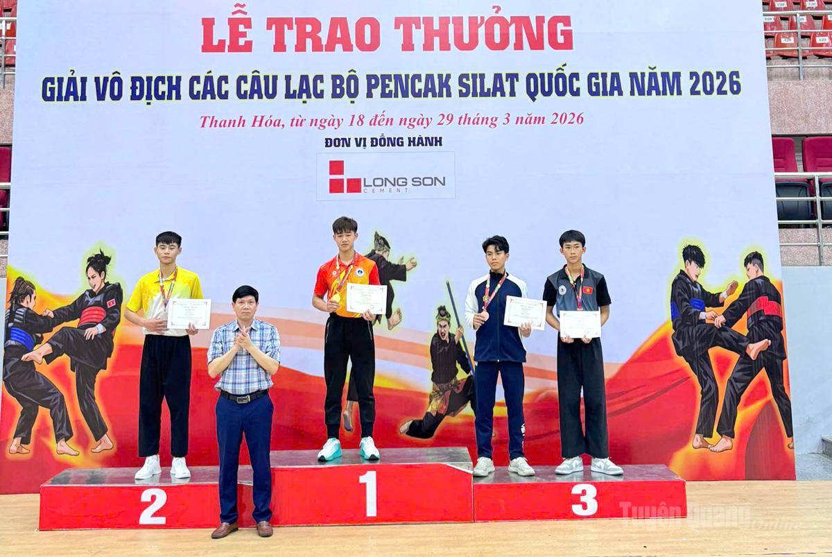 Vận động viên Ngạc Trần Hoàn (bên trái) đoạt huy chương Bạc nội dung quyền biểu diễn hạng 59kg.
