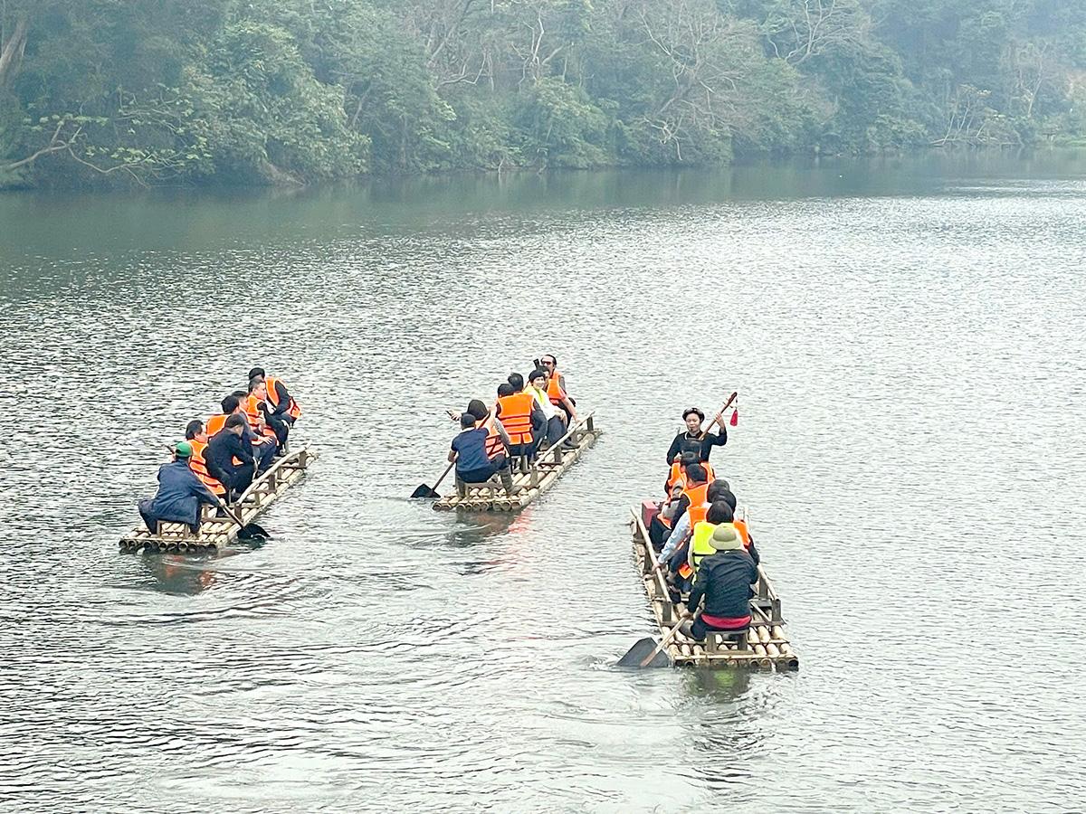 Du lịch lòng hồ ở Tân Trào.