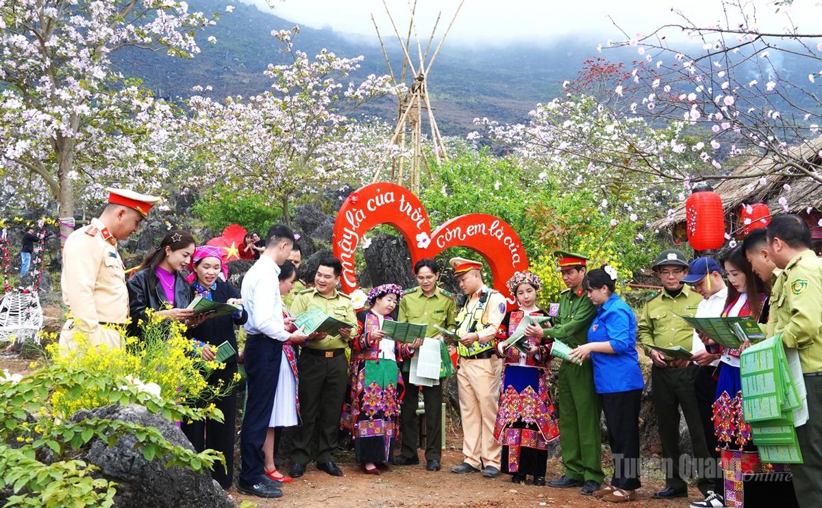 Hạt Kiểm lâm Khu vực XVI phối hợp các lực lượng triển khai chương trình “Tiếng loa Kiểm lâm” tuyên truyền bảo vệ và phòng chống cháy rừng.
