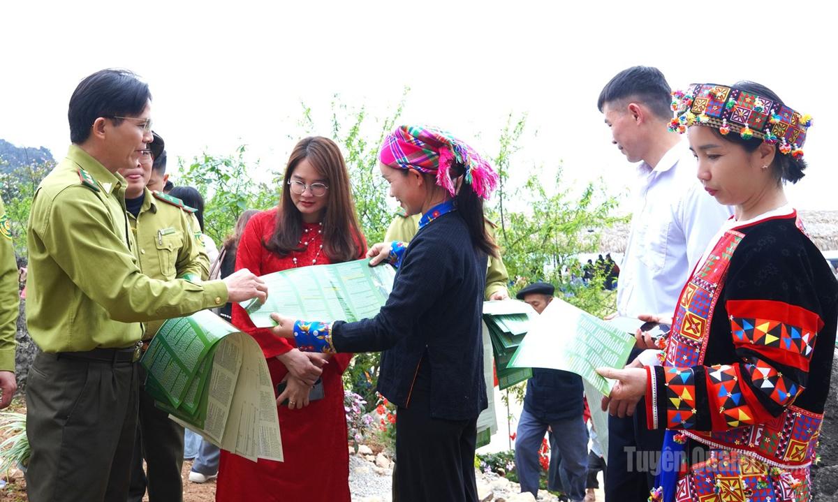 Phát tờ rơi, tuyên truyền quy định bảo vệ rừng cho người dân và du khách .