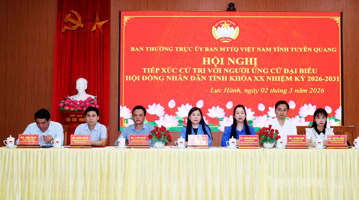 Các ứng cử viên tại hội nghị tiếp xúc cử tri.