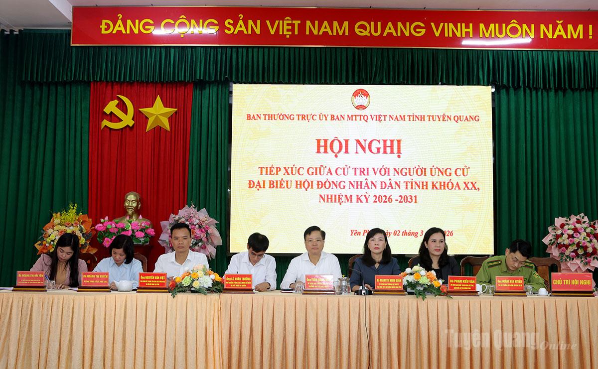 Các ứng cử viên đại biểu HĐND tỉnh đơn vị bầu cử số 7 tiếp xúc cử tri vận động bầu cử tại xã Yên Phú.