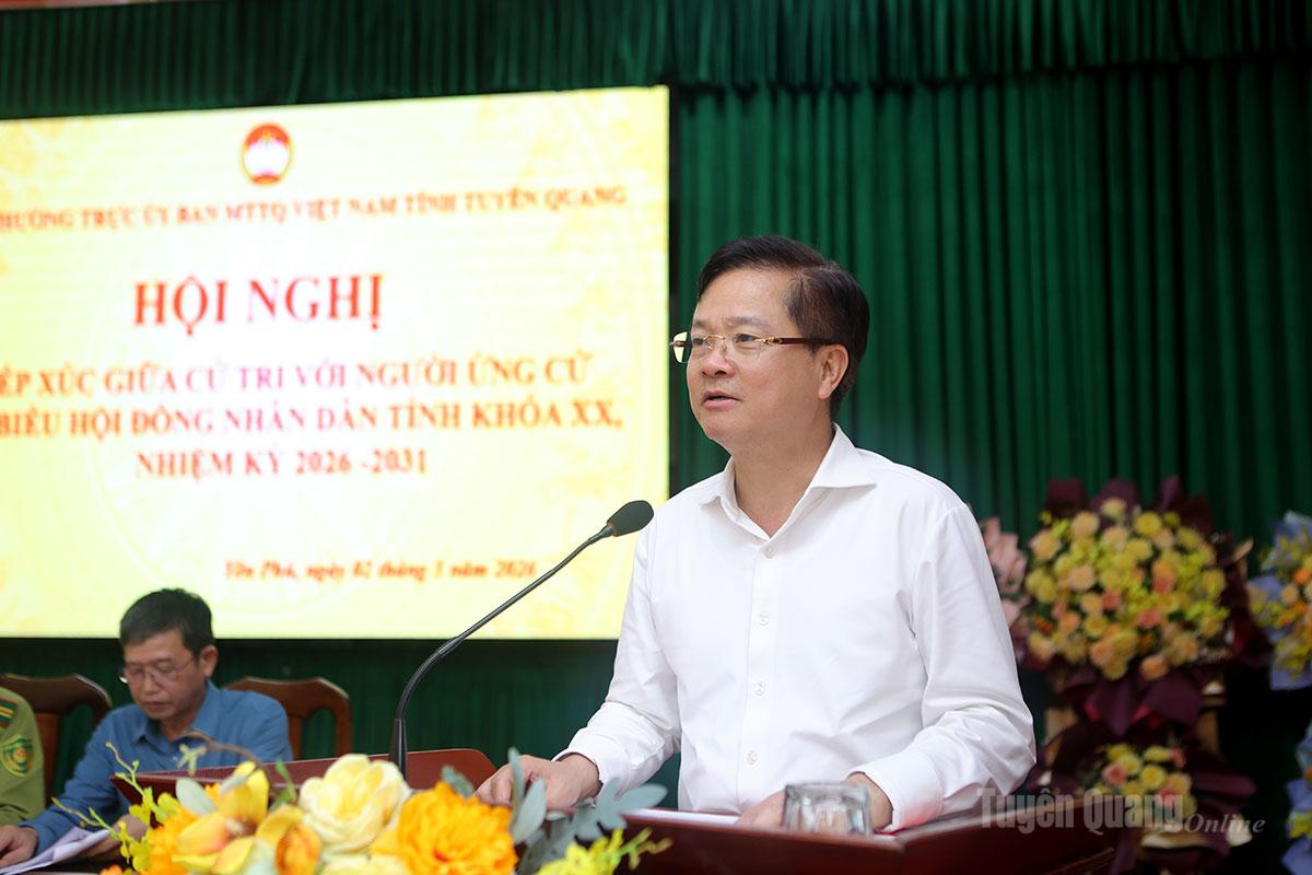 Đồng chí Trần Quang Minh, Uỷ viên Ban Thường vụ Tỉnh ủy, Trưởng ban Tổ chức Tỉnh ủy phát biểu tại buổi tiếp xúc cử tri.