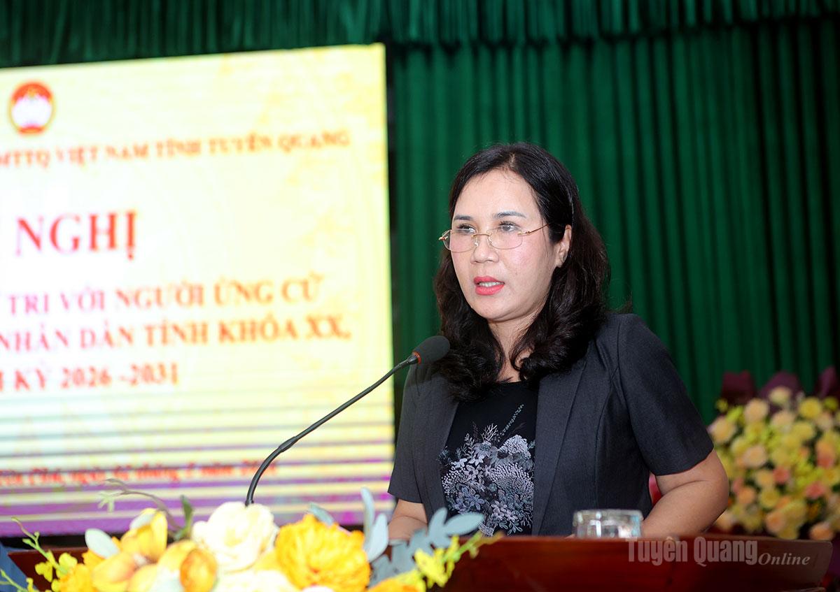 Đồng chí Phạm Kiều Vân, Ủy viên BCH Đảng bộ tỉnh, Giám đốc Sở Tài chính  trình bày chương trình hành động tại buổi tiếp xúc cử tri.