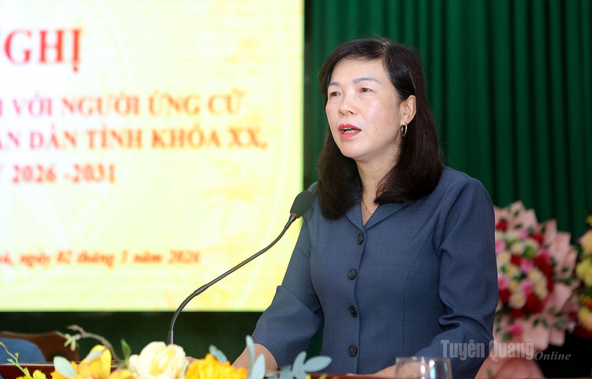 Đồng chí Phạm Thị Minh Xuân, Uỷ viên Ban Thường vụ Tỉnh uỷ, Phó Chủ tịch HĐND tỉnh trình bày chương trình hành động tại buổi tiếp xúc cử tri.