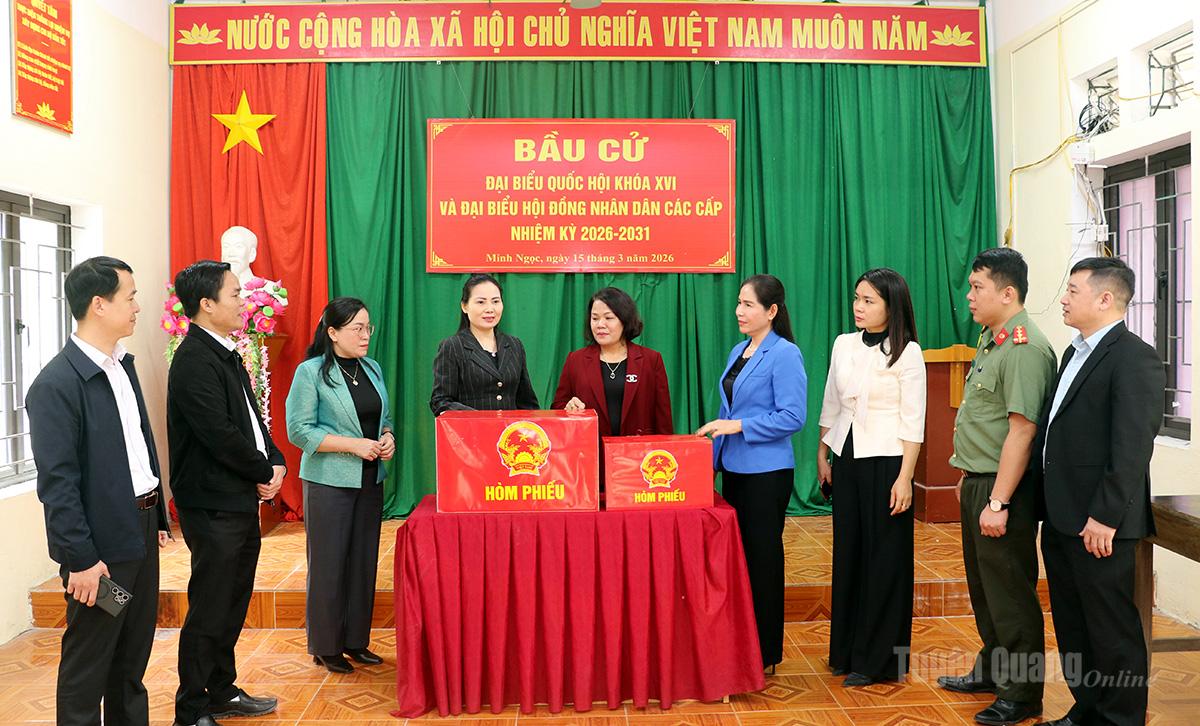 Đồng chí Âu Thị Mai, Uỷ viên Ban Chấp hành Đảng bộ tỉnh, Phó Chủ tịch Uỷ ban MTTQ tỉnh, Chủ tịch Hội Liên hiệp Phụ nữ tỉnh cùng các ứng cử viên đại biểu HĐND tỉnh, khoá XX, nhiệm kỳ 2026 – 2031 đi kiểm tra công tác bầu cử ở một số điểm bỏ phiếu trên địa bàn xã Minh Ngọc.