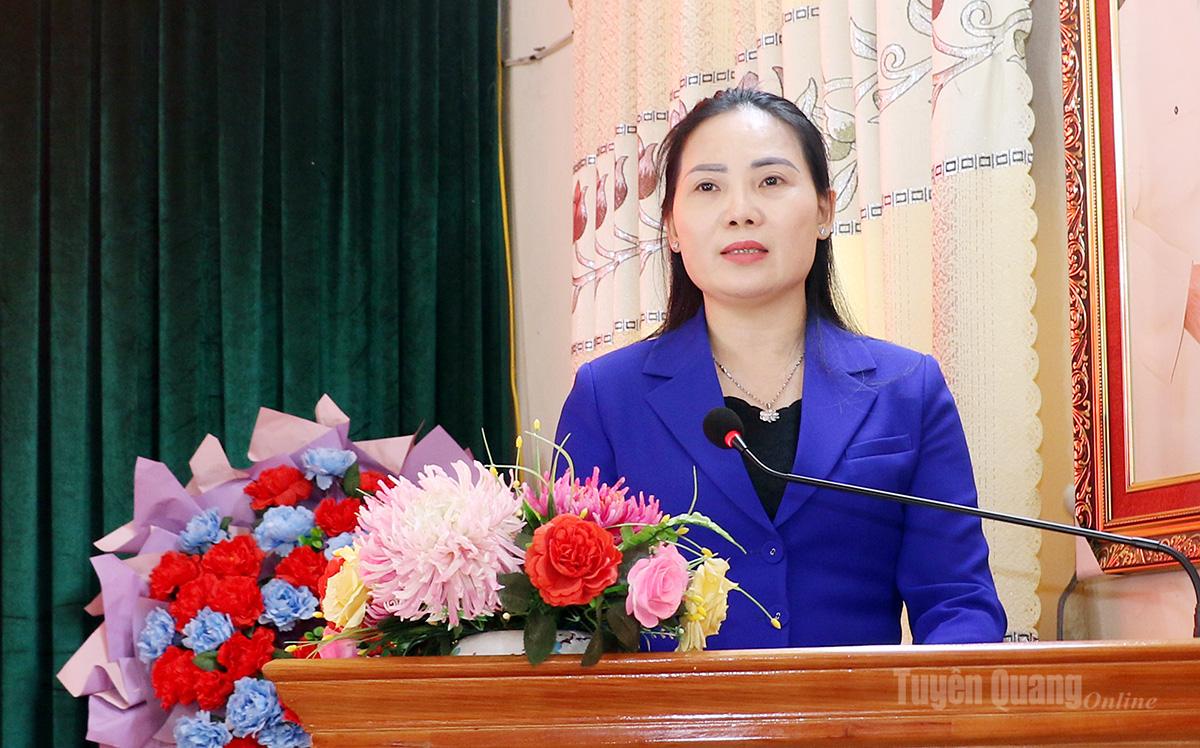 Đồng chí Âu Thị Mai, Uỷ viên Ban Chấp hành Đảng bộ tỉnh, Phó Chủ tịch Uỷ ban MTTQ tỉnh, Chủ tịch Hội Liên hiêp Phụ nữ tỉnh tóm tắt tiểu sử của các ứng cử viên.