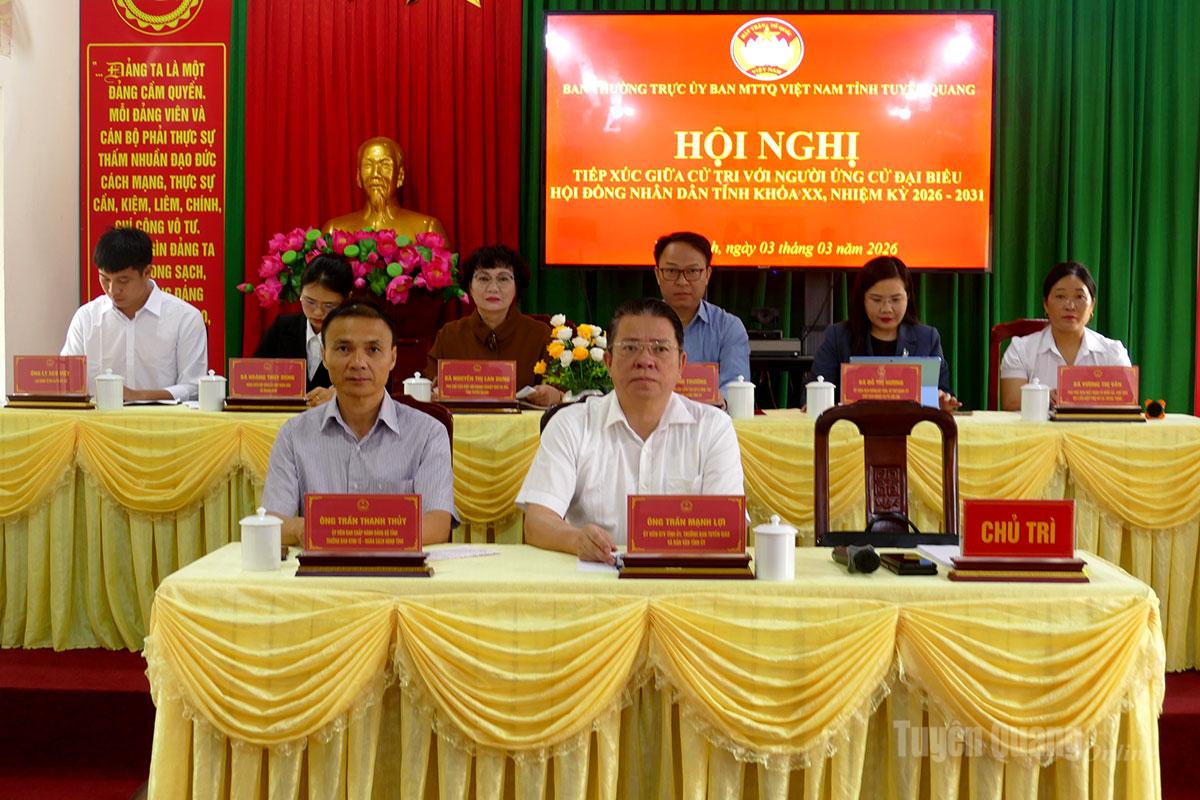 Các ứng cử viên đại biểu HĐND tỉnh đơn vị bầu cử số 8 tiếp xúc cử tri vận động bầu cử tại xã Yên Thành.