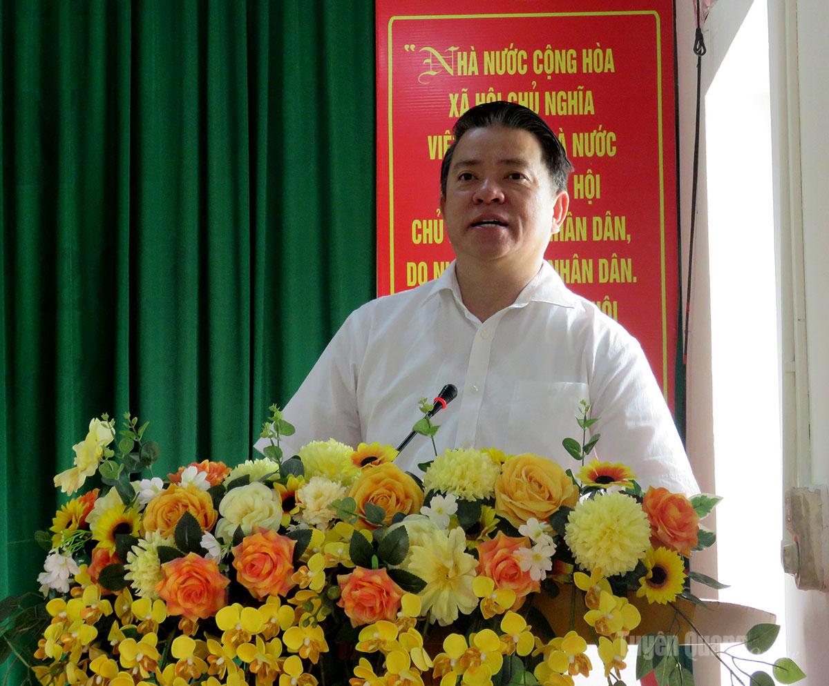 Đồng chí Trần Mạnh Lợi, Trưởng ban Tuyên giáo và Dân vận Tỉnh ủy phát biểu tại buổi tiếp xúc cử tri xã Yên Thành.