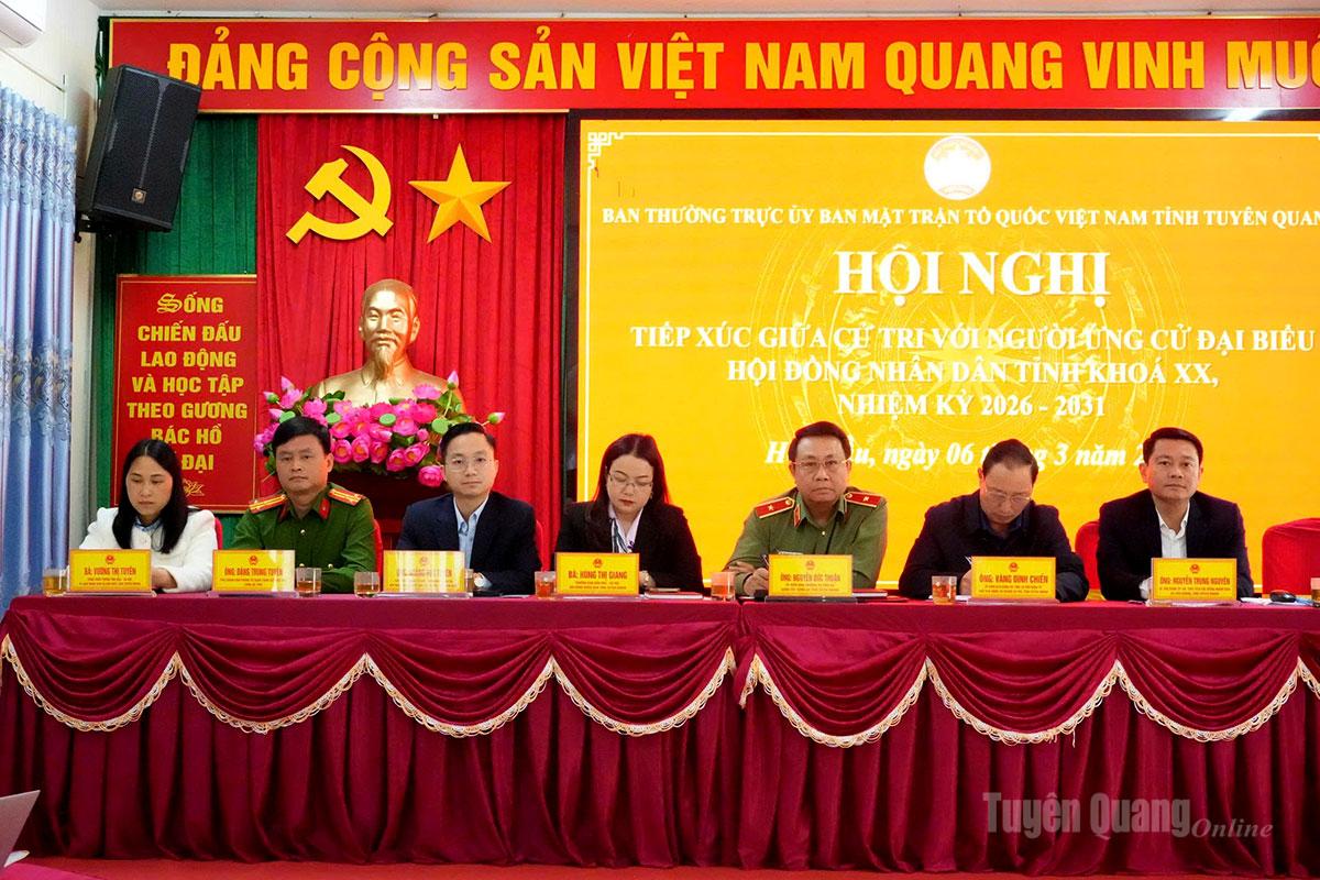 Các ứng viên ứng cử đại biểu HĐND tỉnh khóa XX, nhiệm kỳ 2026 - 2031, đơn vị bầu cử số 9 dự hội nghị tiếp xúc cử tri xã Hồ Thầu.