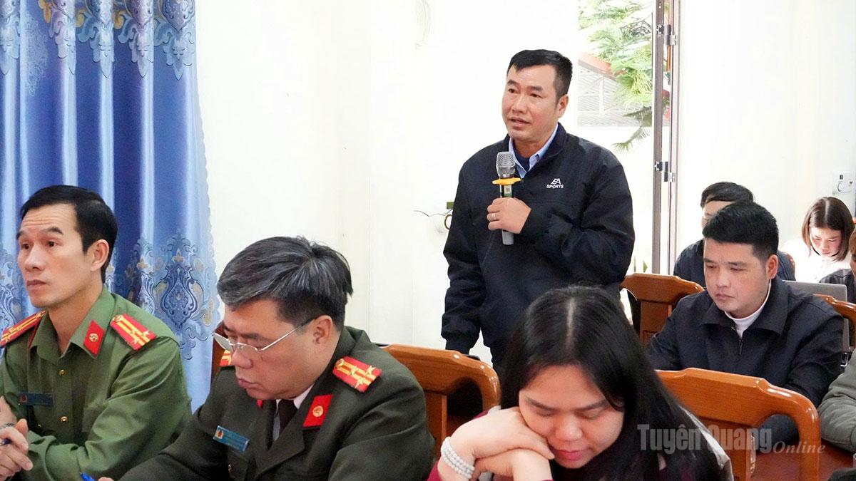 Cử tri xã Hồ Thầu nêu kiến nghị tại buổi tiếp xúc.