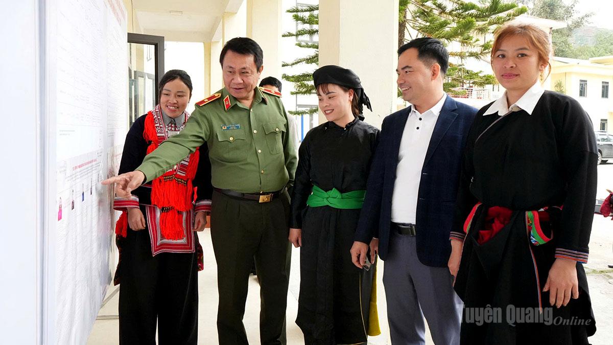 Thiếu tướng Nguyễn Đức Thuận, Uỷ viên Ban Thường vụ Tỉnh uỷ, Giám đốc Công an tỉnh trò chuyện với cử tri xã Hồ Thầu về công tác bầu cử.