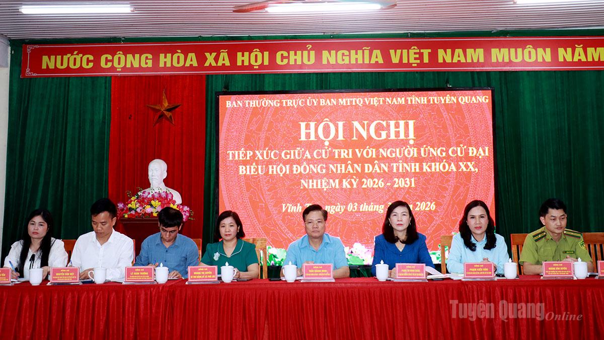 Các ứng cử viên đại biểu HĐND tỉnh tiếp xúc cử tri vận động bầu cử tại xã Vĩnh Tuy.