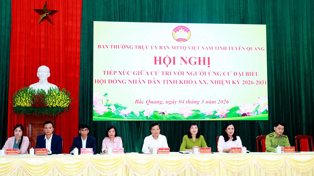 Các ứng cử viên đại biểu HĐND tỉnh thuộc đơn vị bầu cử số 7 tiếp xúc cử tri vận động bầu cử tại xã Bắc Quang.