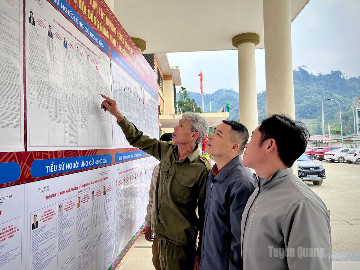 Cử tri xã Trung Sơn tìm hiểu danh sách các ứng cử viên.