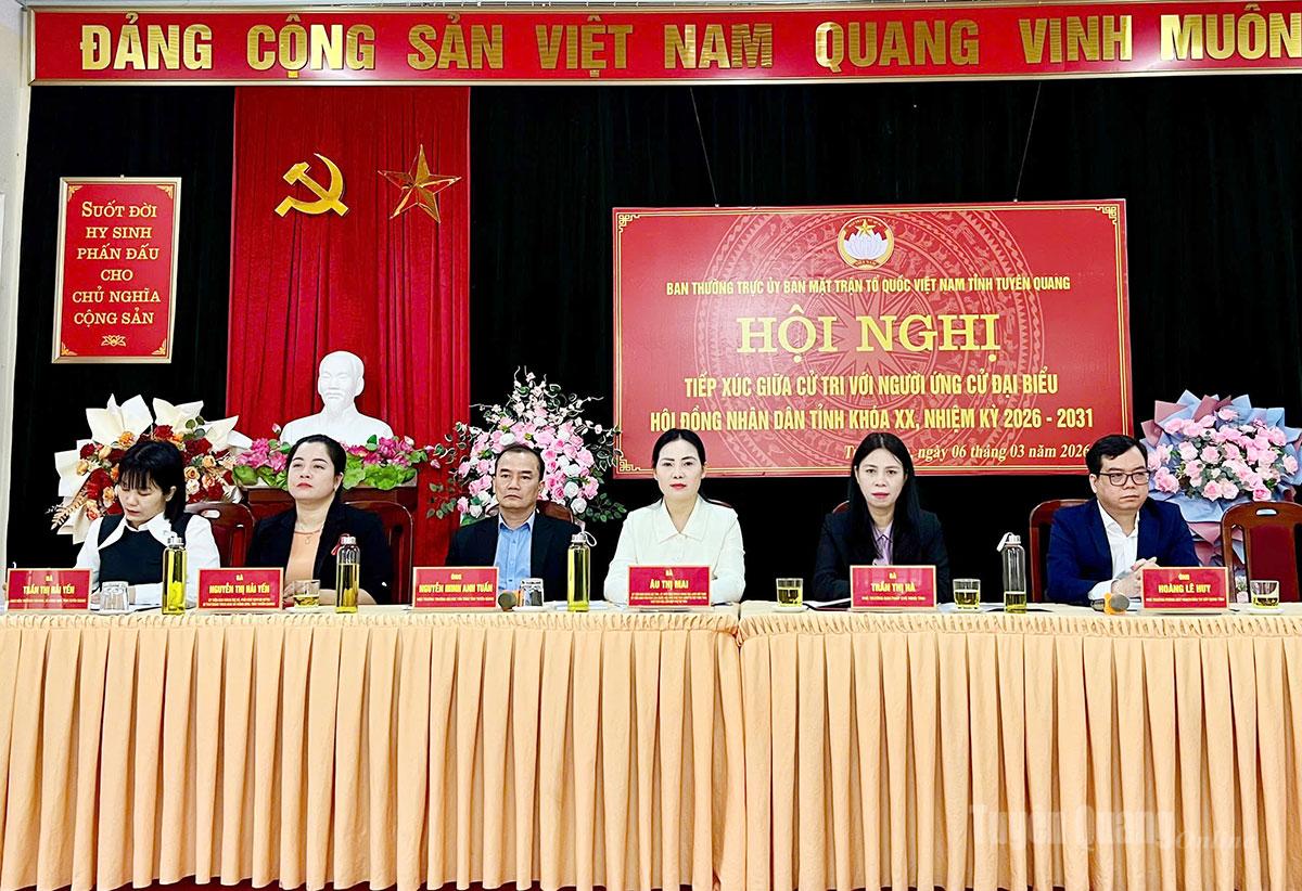 Các ứng cử viên đại biểu HĐND tỉnh tiếp xúc cử tri vận động bầu cử tại xã Trung Sơn.