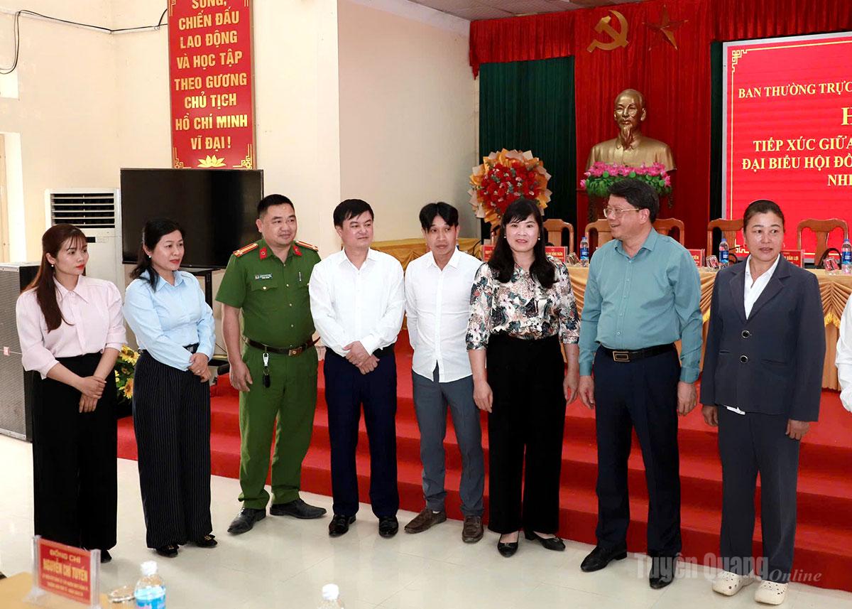 Các ứng cử viên đại biểu HĐND tỉnh trao đổi với cử tri xã Yên Lập tại buổi tiếp xúc.