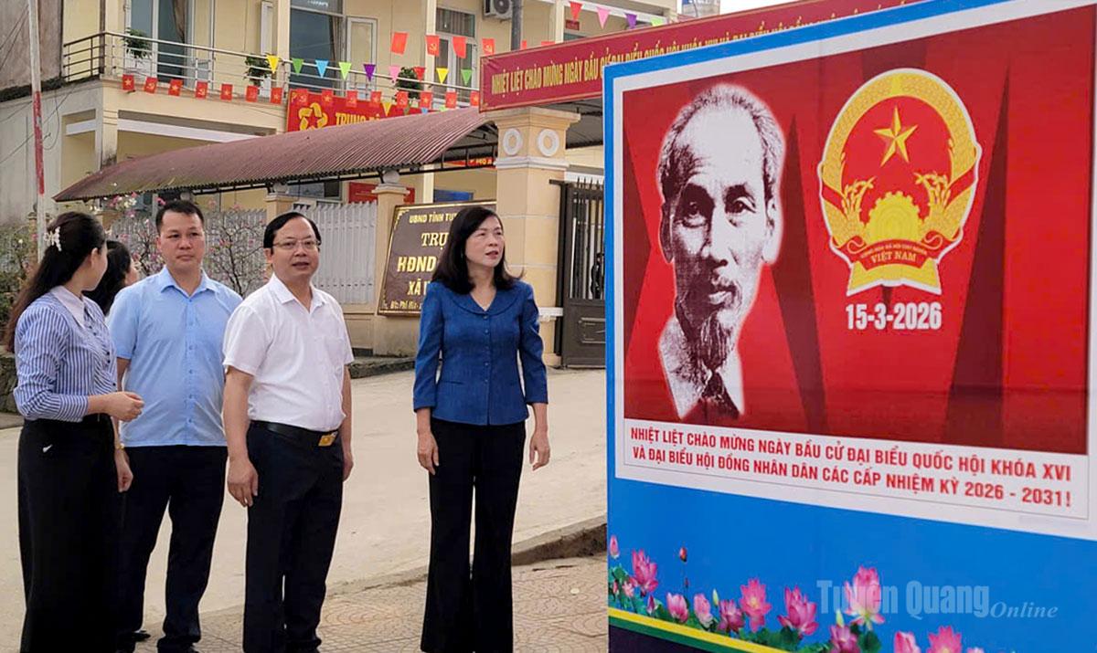 Đồng chí Phạm Thị Minh Xuân, Phó Chủ tịch HĐND tỉnh kiểm tra công tác bầu cử tại xã Vĩnh Tuy.