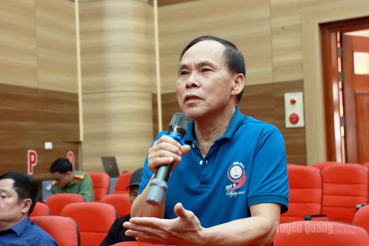 Cử tri xã Bắc Quang nêu ý kiến tại buổi tiếp xúc.