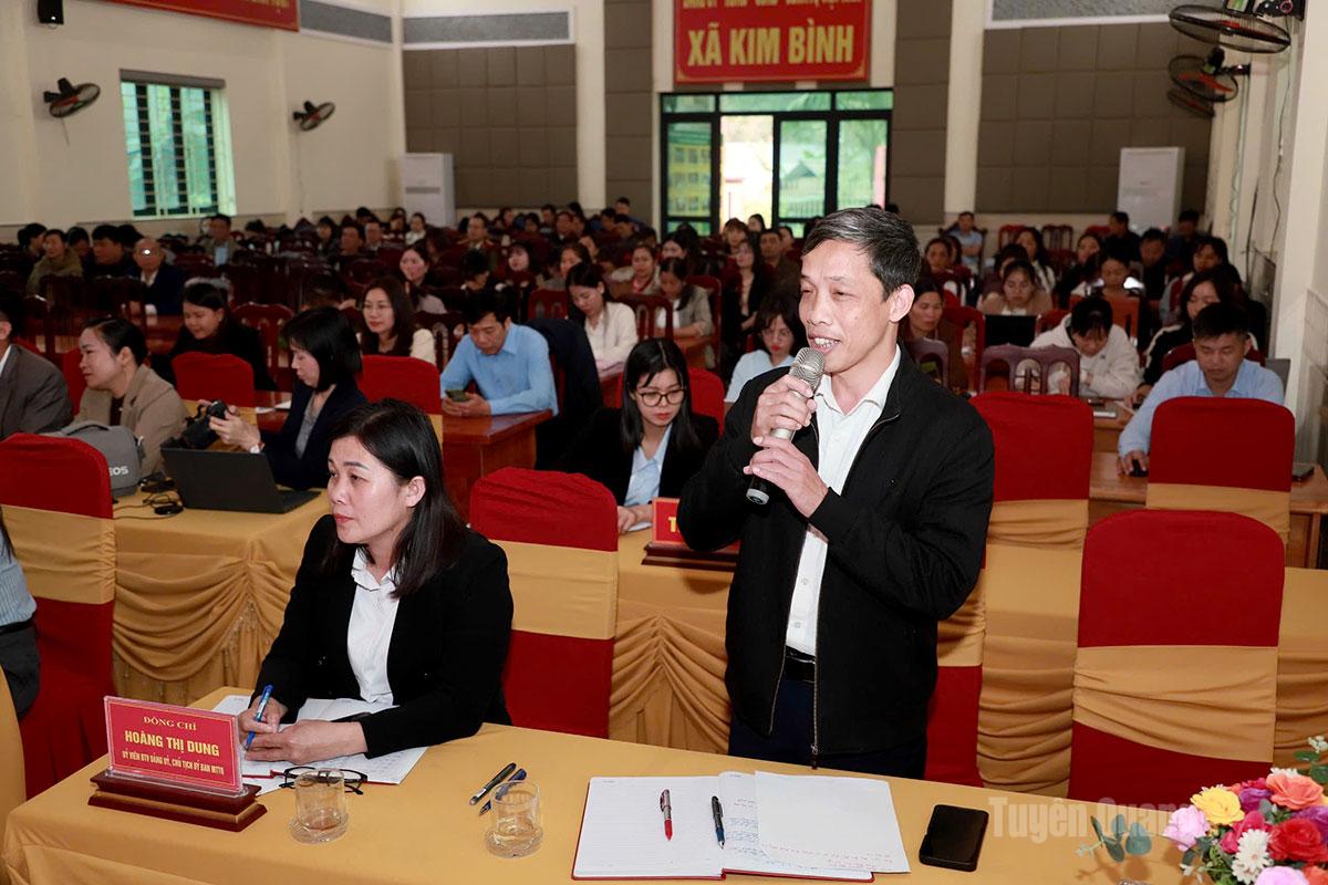 Cử tri xã Kim Bình nêu ý kiến tại buổi tiếp xúc.