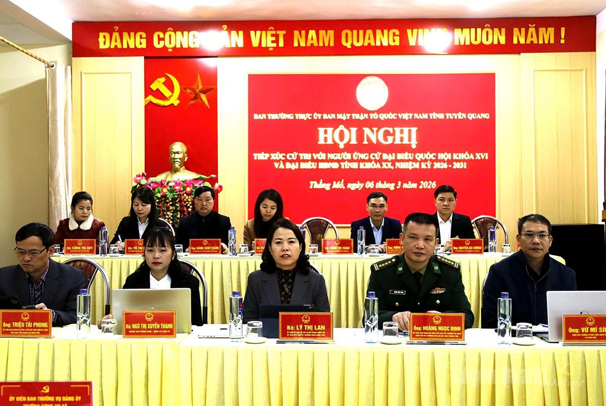 Các ứng cử viên đại biểu Quốc hội và đại biểu HĐND tỉnh tiếp xúc cử tri tại xã Thắng Mố.