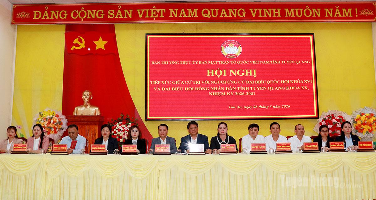 Các ứng cử viên đại biểu Quốc hội khóa XVI và ứng cử viên đại biểu HĐND tỉnh khóa XX, nhiệm kỳ 2026- 2031 tại buổi tiếp xúc cử tri.