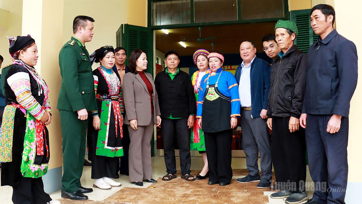 Các ứng cử viên đại biểu Quốc hội gặp gỡ, trò chuyện với cử tri xã Tùng Vài.