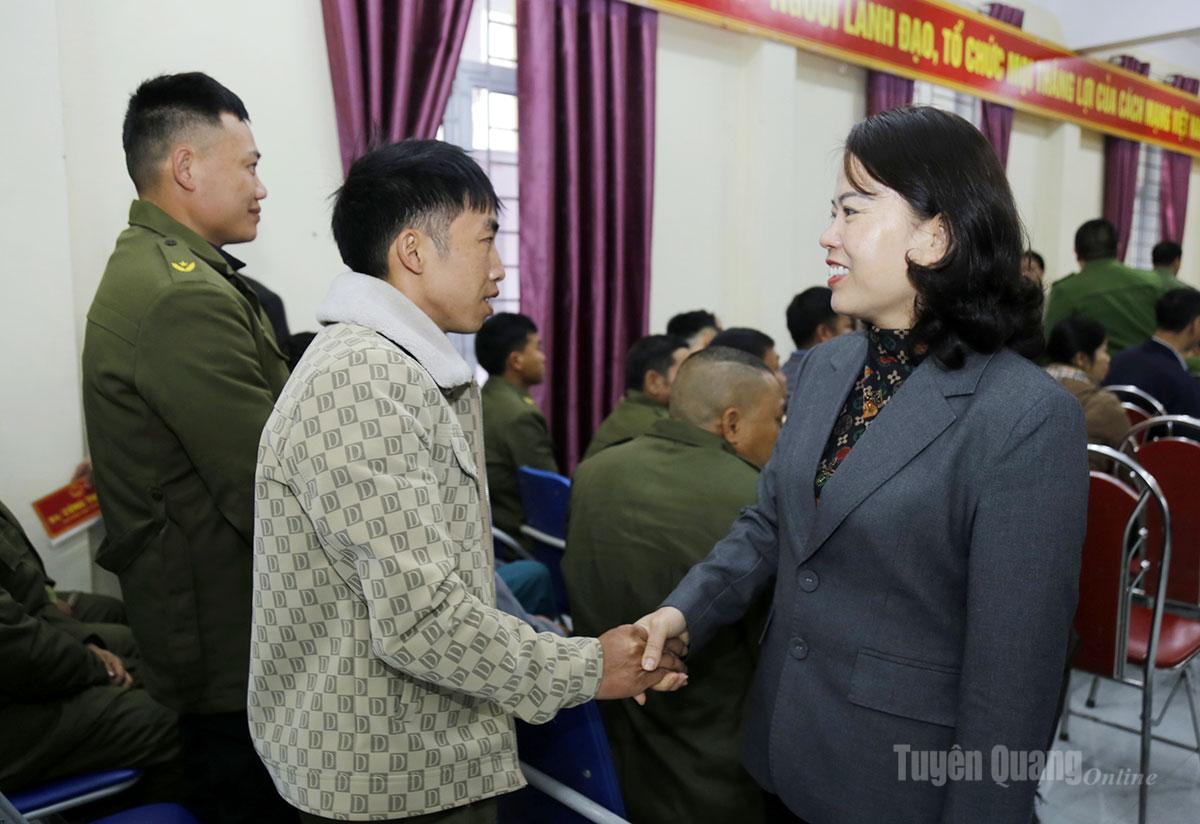 Ứng cử viên đại biểu Quốc hội khóa XVI Lý Thị Lan gặp gỡ, thăm hỏi đời sống đối với các cử tri xã Thắng Mố.