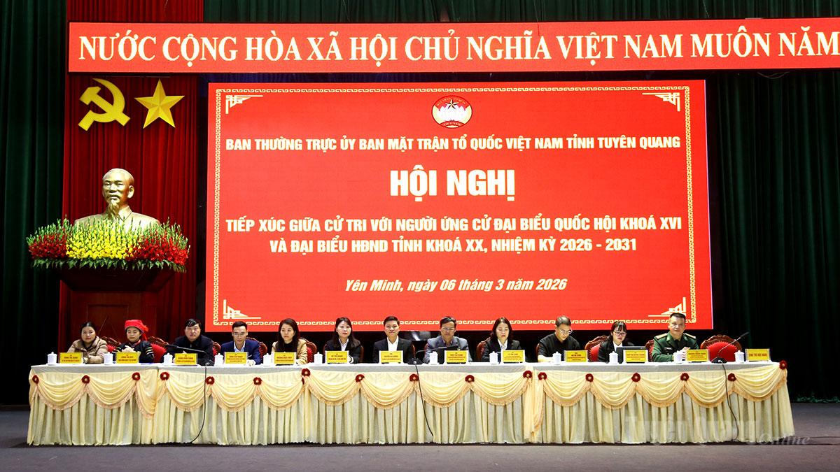 Các ứng cử viên đại biểu Quốc hội và đại biểu HĐND tỉnh tiếp xúc cử tri vận động bầu cử tại xã Yên Minh.