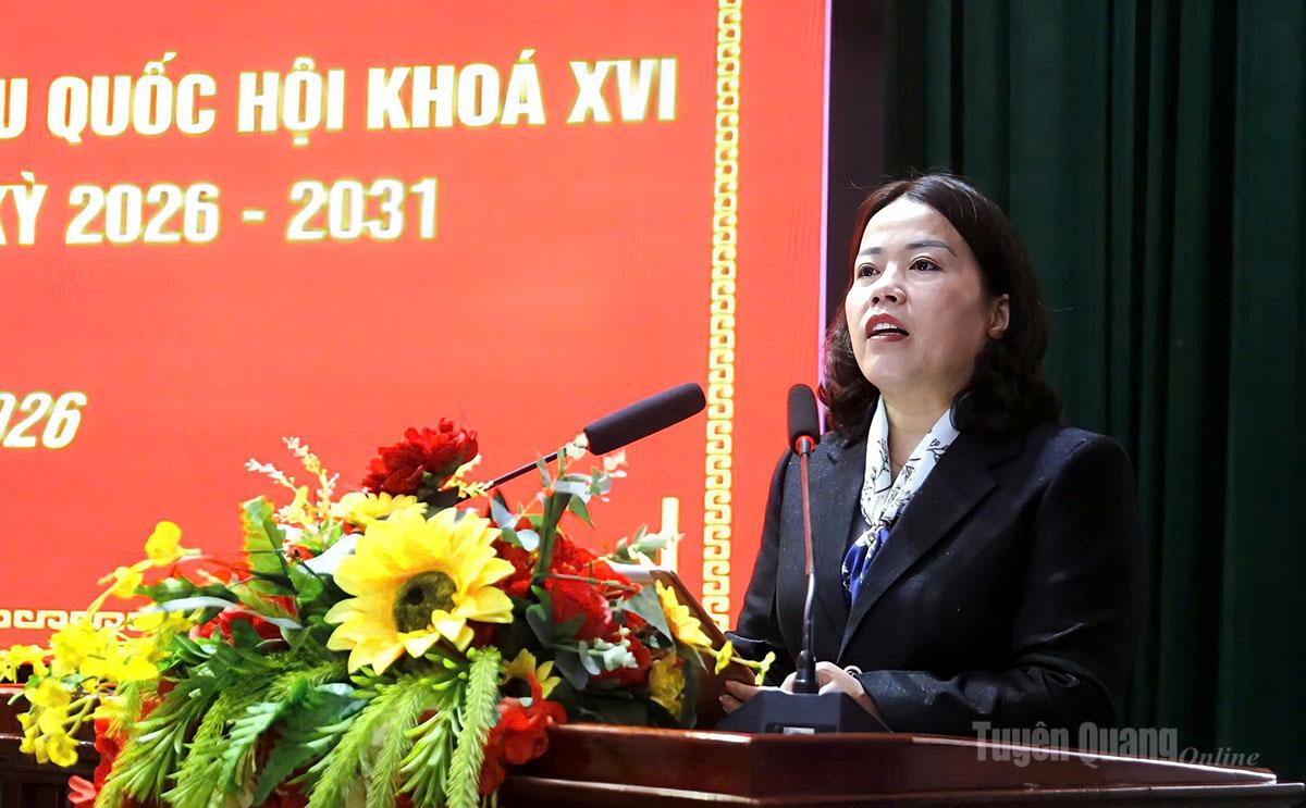 Đồng chí Lý Thị Lan, Ủy viên BTV Tỉnh ủy, Trưởng Đoàn ĐBQH hoạt động chuyên trách khoá XV tỉnh Tuyên Quang phát biểu tại hội nghị.