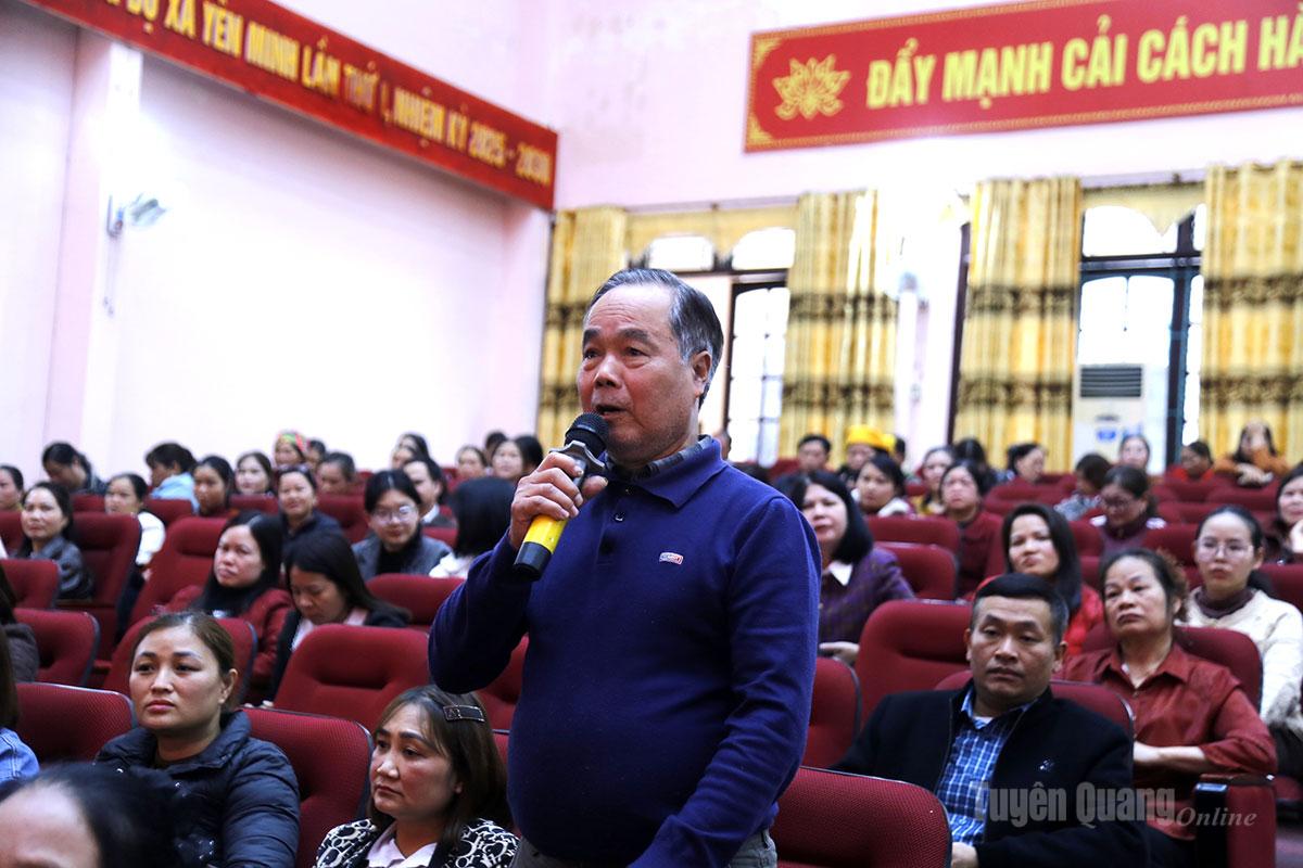 Cử tri xã Yên Minh bày tỏ ý kiến tại hội nghị tiếp xúc.