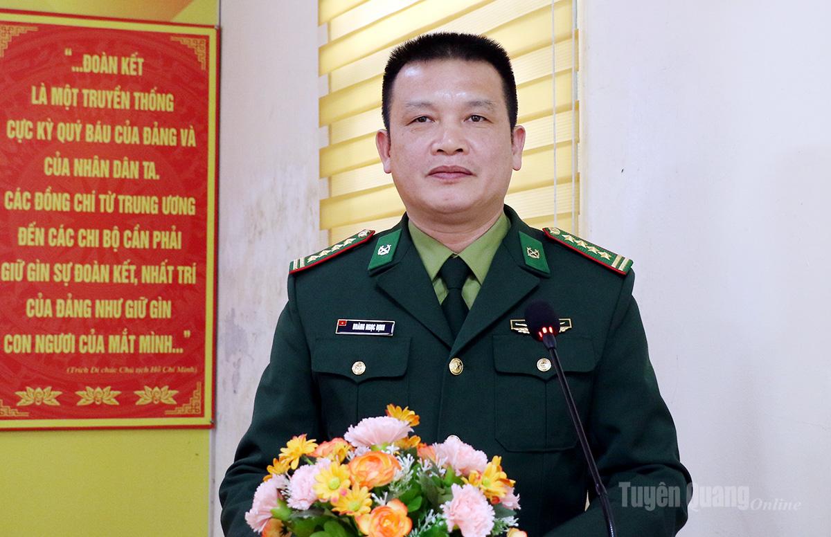 Ứng cử viên ĐBQH khoá XVI Hoàng Ngọc Định trình bày chương trình hành động trước cử tri.