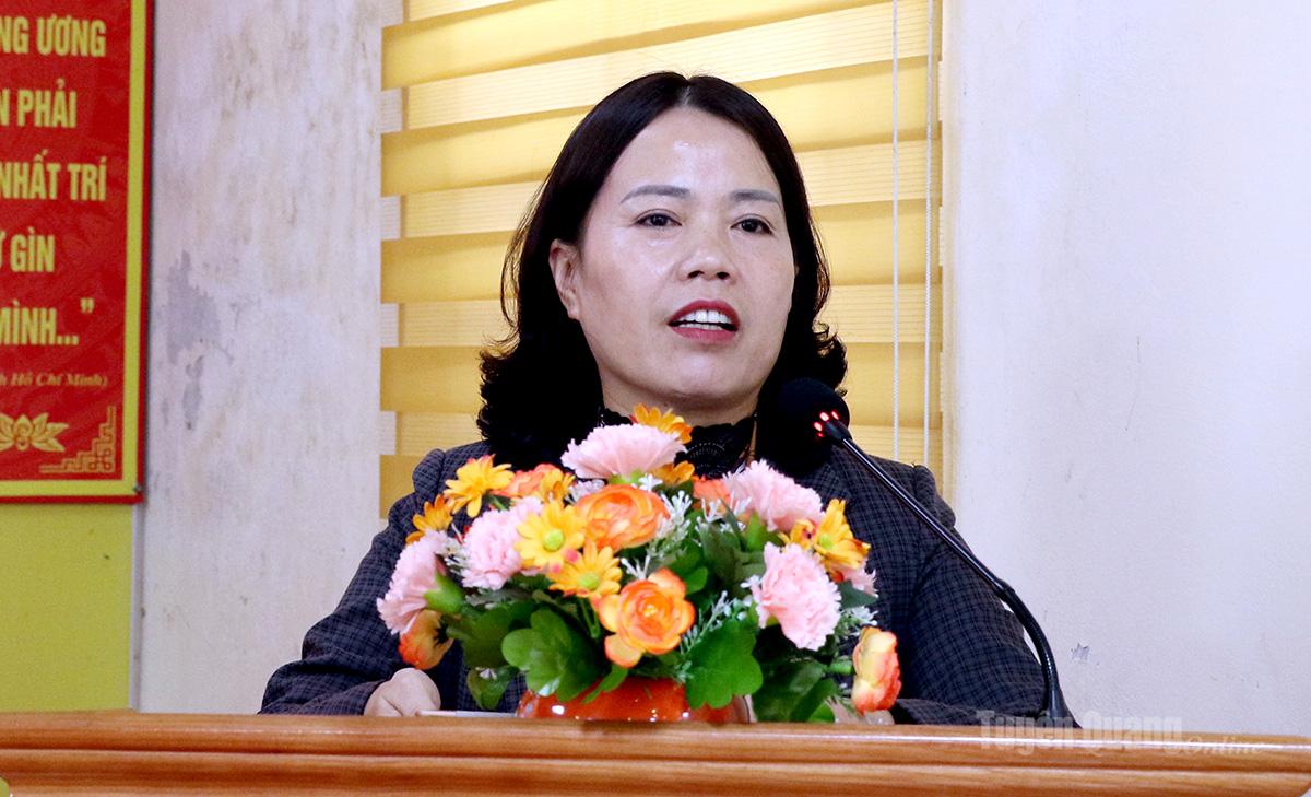 Ứng cử viên ĐBQH khoá XVI Lý Thị Lan trình bày chương trình hành động trước cử tri.